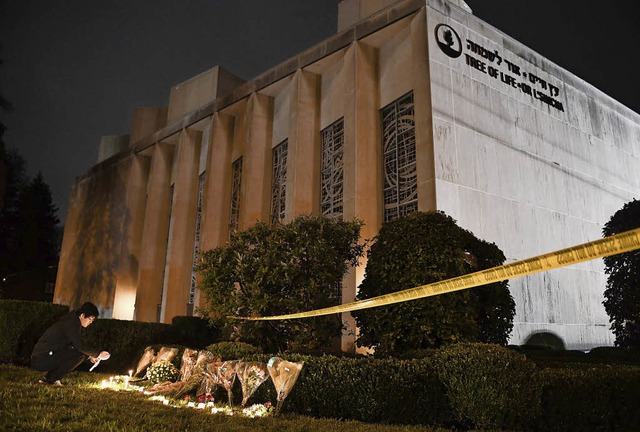Kerzen und Blumen vor der Synagoge &#8222;Tree of Life&#8220; in Pittsburgh   | Foto: AFP