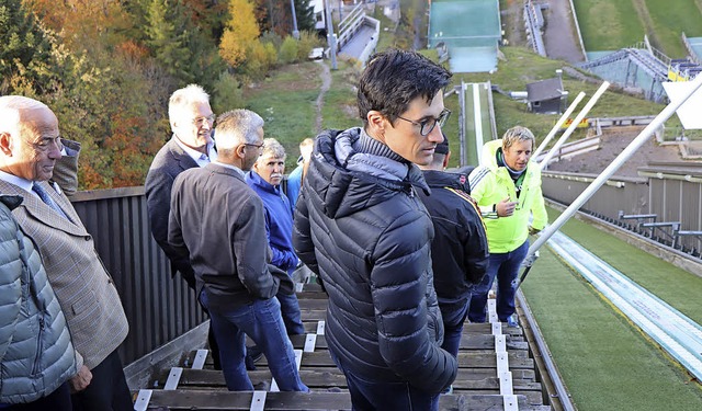 Schanzen-Koordinator Michael Lais (gan...ner Generalsanierung des Anlaufturms.   | Foto: Dieter Maurer