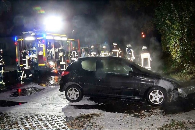 Die Feuerwehr konnte den Brand  schnel...Dennoch ist das Auto ein Totalschaden.  | Foto: Wolfgang Knstle