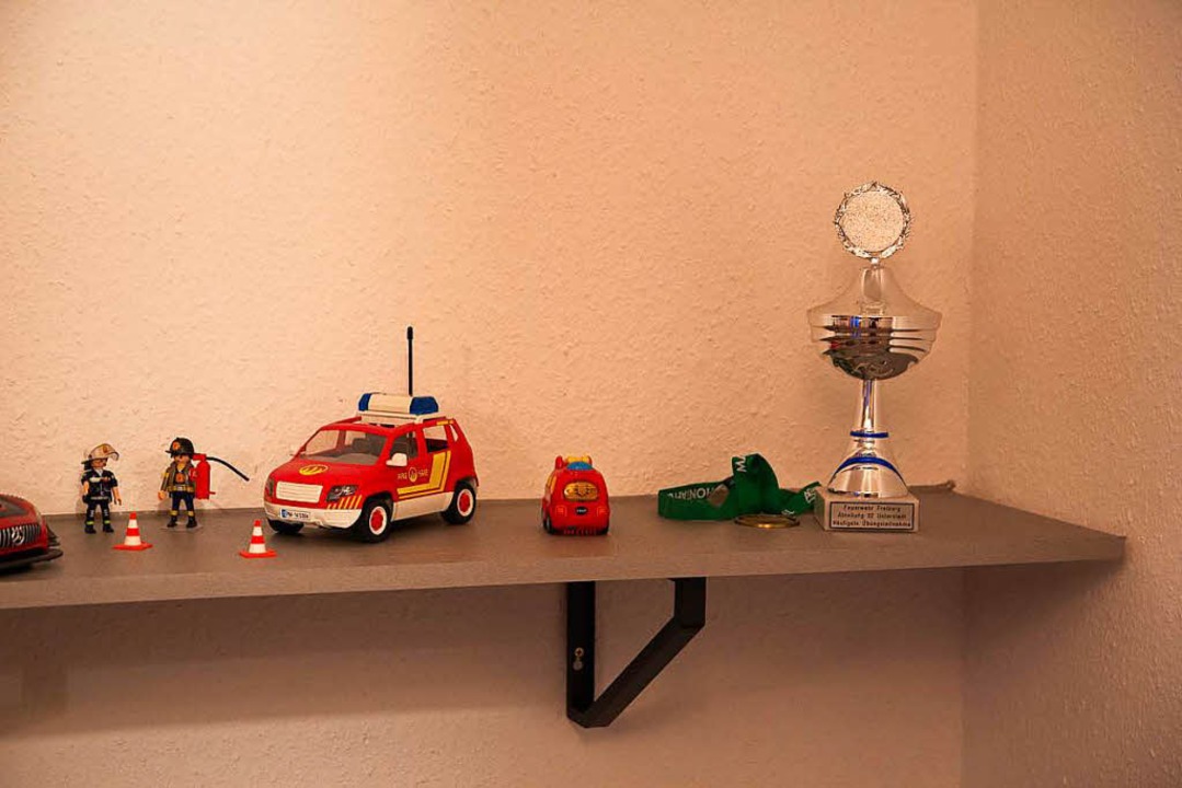 Pokale und Playmobil-Figuren &#8211; natrlich alle mit Feuerwehrbezug  | Foto: Simon Stephan