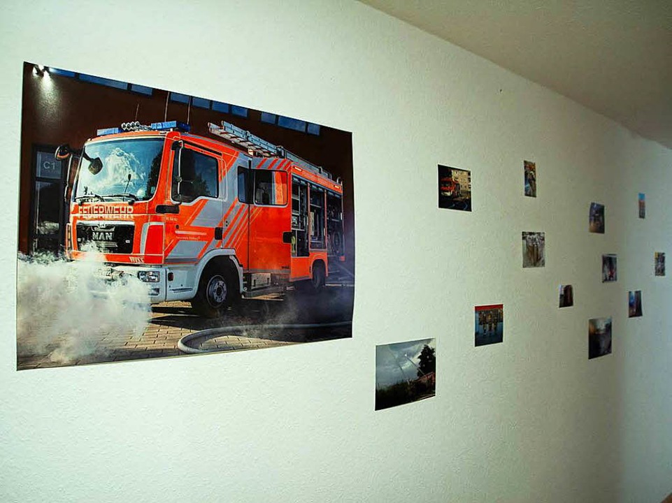 Feuerwehrfahrzeug an der Wand der Feuerwehrmänner-WG  | Foto: Simon Stephan
