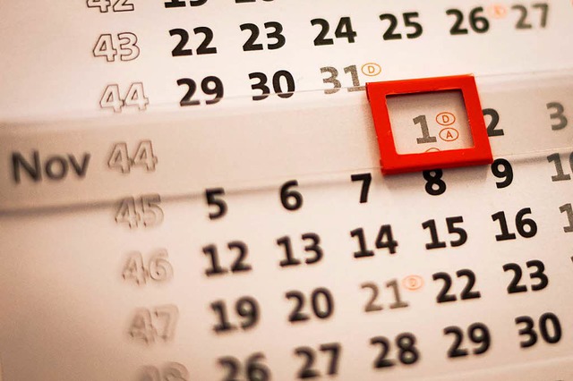 Dieser Kalender zeigt die Kalenderwoche (KW) vorne an. Andere tun das nicht.  | Foto: dpa