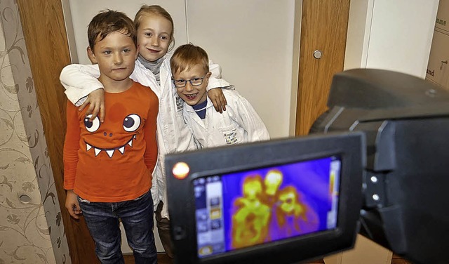 Ben Erler (von links), Anna und Alexan...Foto der Wrmebildkamera verteilt ist.  | Foto: Rainer Bombardi