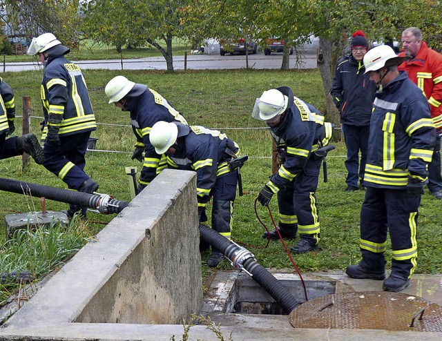 Herbstabschlussprobe bei der  Feuerweh...rn auf dem Anwesen von Rudolf Kromer.   | Foto: Baumeister