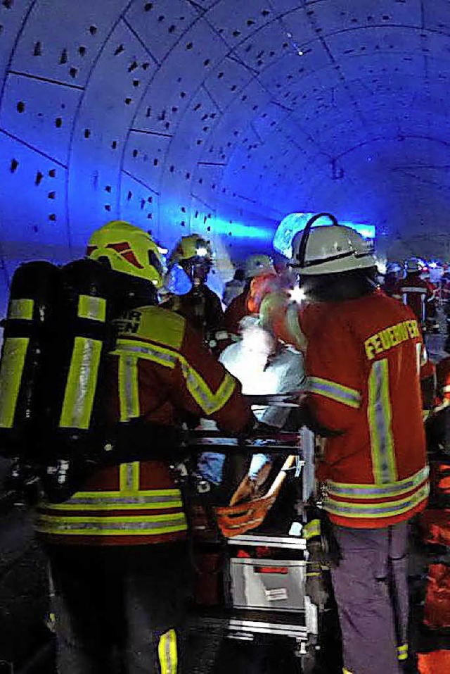 Die Feuerwehr wrde im Tunnel nicht nur retten, sondern auch gern lschen ben.   | Foto: Schmider