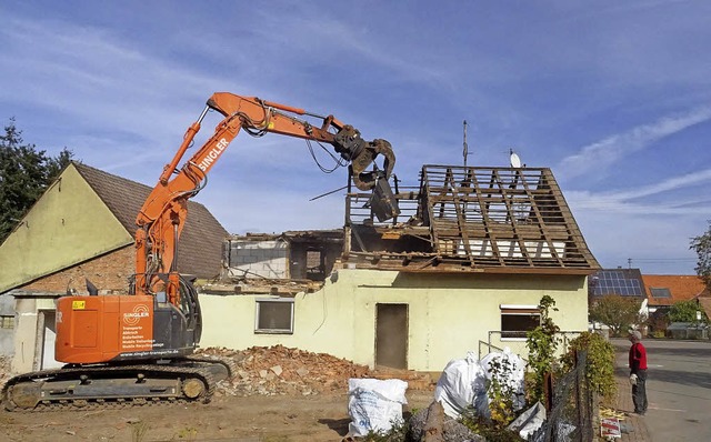 Der Bagger leistet volle Arbeit: Das S...eiten mit einer Tiefgarage entstehen.   | Foto: Alfred Arbandt