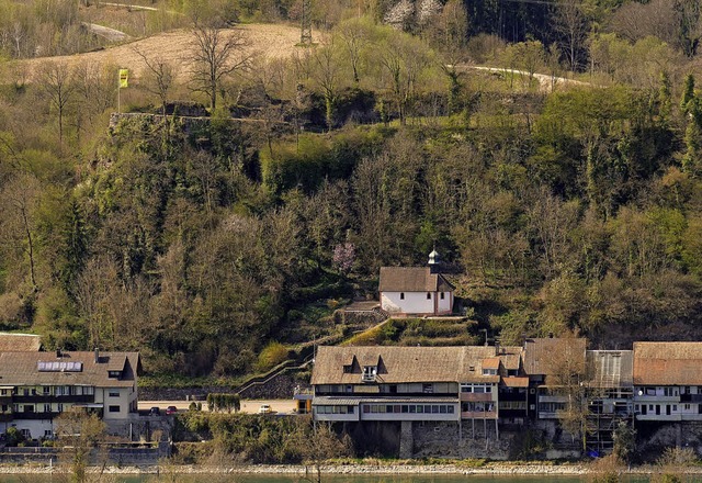 Blick aus der Schweiz: die Burgruine  ...verein einsetzt, und die Josefskapelle  | Foto: Ulrich Bgle