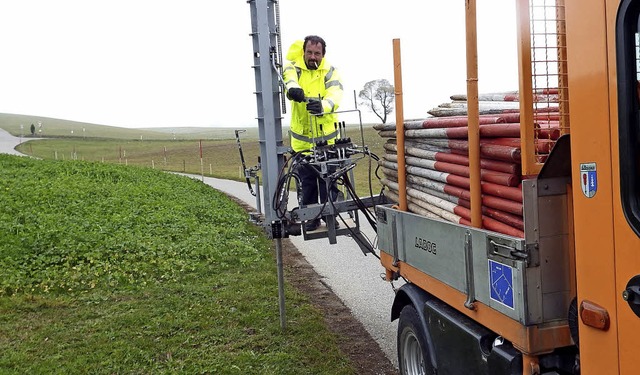 Mehr Zeit braucht dieses Jahr das Einr... mit einem automatischen  Pfahlrammer.  | Foto: Wolfgang Adam