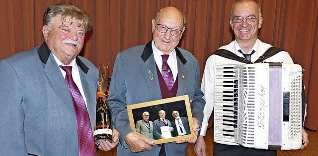 Kurt Federle (Mitte) wurde fr 71 Jahr...r (links) und von  Thomas Volk geehrt.  | Foto: Claudia Bachmann-Goronzy
