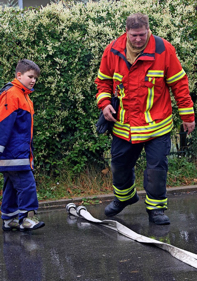 Von der Erfahrung der Feuerwehrleute p...gte eine 80 Kilo schwere bungspuppe.   | Foto: Christa Rinklin