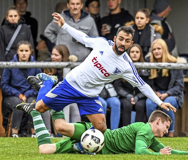 Gestolpert: Philipp Adelmann (FCH, rec... Zweikampf mit Simone Di Stefano (TuS)  | Foto: gerd Grndl