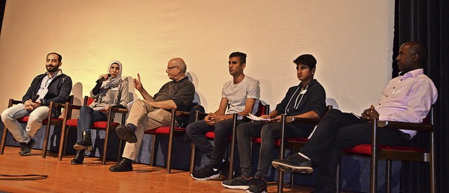 Hassan und  Amira aus Syrien, Masut un...on links) bei der Podiumsdisskussion.   | Foto: Christiane Sahli