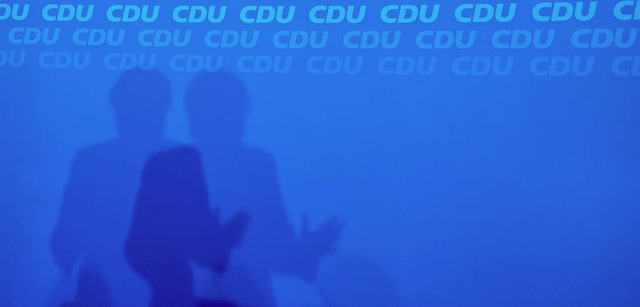 Angela Merkels  Schatten  am Montag w...renz im Berliner Konrad-Adenauer-Haus   | Foto: dpa