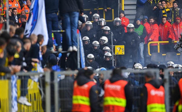 Die Polizei greift im Stadion ein, es gibt Verletzte.  | Foto: AFP