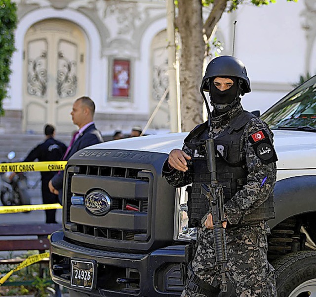 Polizist sichert den Ort des Anschlags mitten in Tunis ab.    | Foto: afp