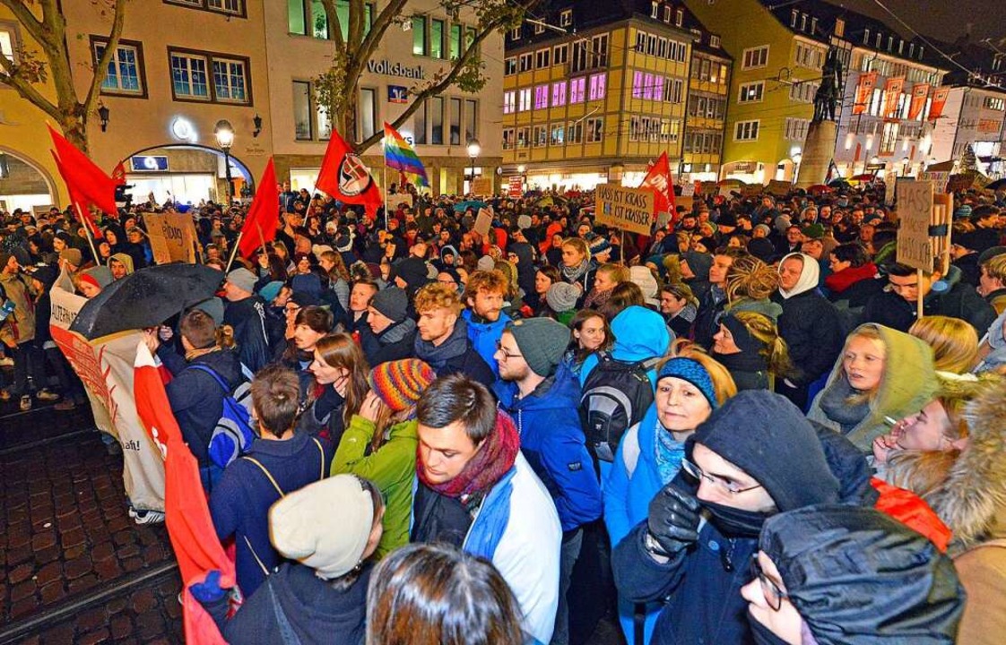 Rund 1500 Menschen zeigten beim Bertol...nen im Dauerregen Flagge gegen Rechts.  | Foto: Michael Bamberger