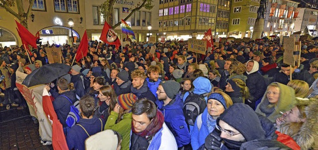 Rund 1500 Menschen zeigten beim Bertol...nen im Dauerregen Flagge gegen Rechts.  | Foto: Michael Bamberger