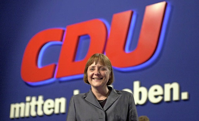 Der Beginn einer ra vor 18 Jahren: Im... Merkel zur CDU-Vorsitzenden gewhlt.   | Foto: dpa