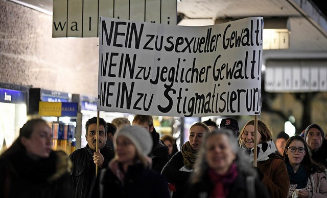 Demonstranten am Montag in der Freiburger Innenstadt   | Foto: Patrick Seeger (dpa)