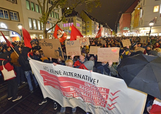 Rund 1500 Menschen zeigten beim Bertol...nen im Dauerregen Flagge gegen Rechts.  | Foto: Michael Bamberger