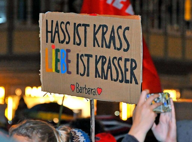 Ein Plakat bei der Demonstration am Montagabend in der Freiburger Innenstadt.  | Foto: Michael Bamberger
