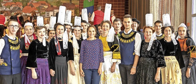 Liliana Tanguy,  inmitten der Trachten...r Deutsch-Franzsischen Freundschaft.   | Foto: Wilfried Dieckmann