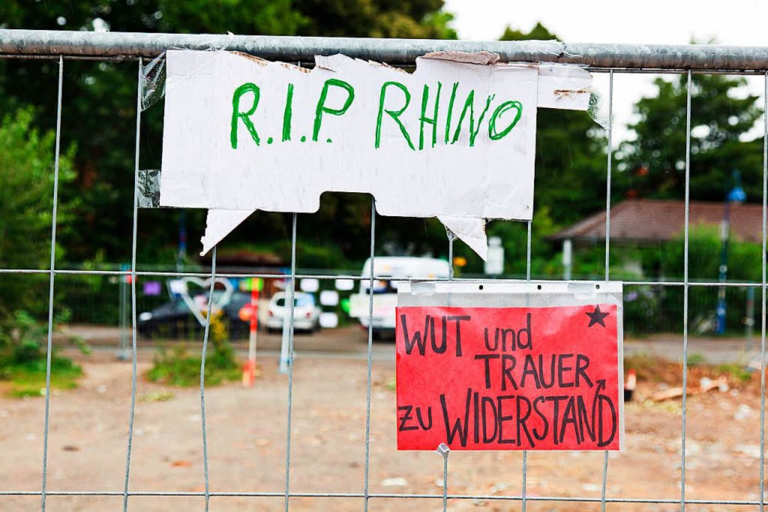 Plakate hängen am Bauzaun des geräumten M1-Areals im Vauban. Kommando Rhino  | Foto: Dominic Rock