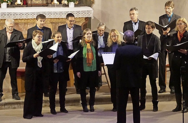 Der Chor unter der Leitung von Ekkehard Weber   | Foto: Ilona Hge