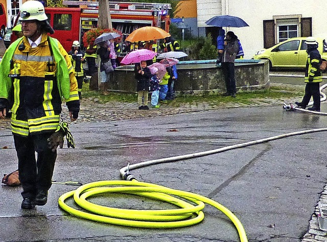 Ganz neu: Das Schlauchpaket der Hsing...ler am Brandherd zur Verfgung steht.   | Foto: Winter