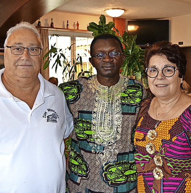 Das Ehepaar Mandiello mit Pfarrer Jean Bonane Bakindika (Mitte) sammelt Spenden.  | Foto: Barbara Halder