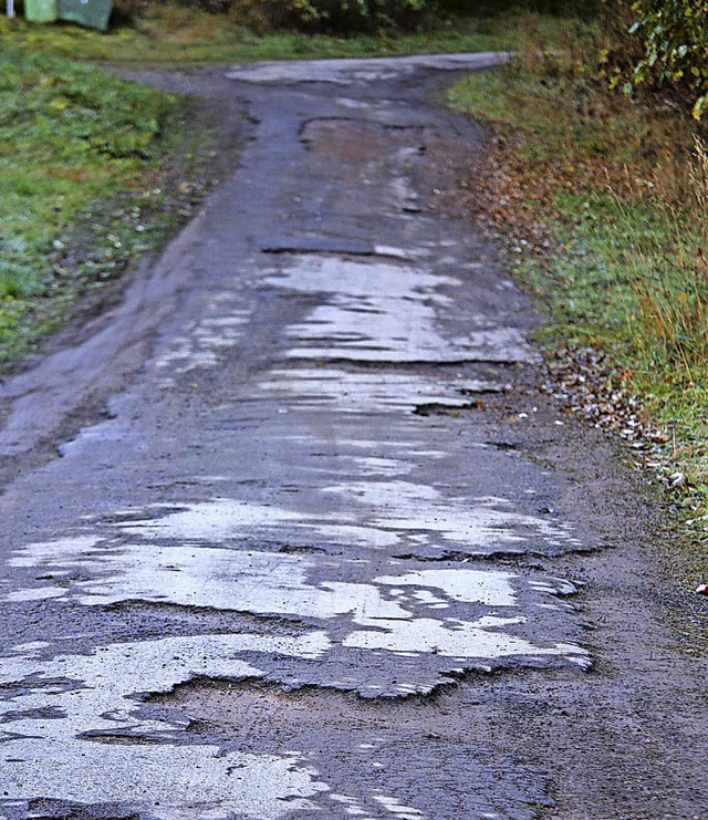 Das Strchen zum Rappenloch ist eine Schlaglochpiste.   | Foto: gert Brichta