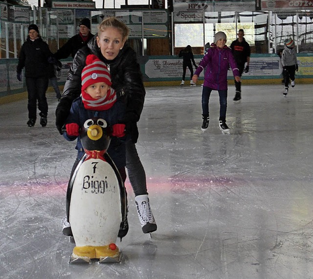 Tanja Marcec ist zu Besuch aus Stuttga... mit dem Pinguin das richtige Gleiten.  | Foto: Christiane Pfeifer