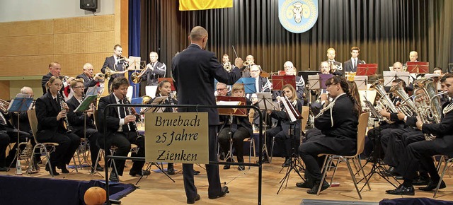 Die Harmonie Fanfare Libert Bruebach mit Dirigent Denis Federspiel  | Foto: Hannes Selz
