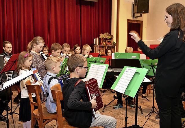 Zum Konzertauftakt lieen die Nachwuch...g hren, was sie alles gelernt haben.   | Foto: Horst Dauenhauer