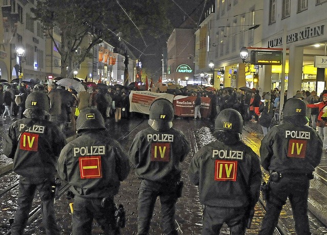 Polizisten und Demonstranten standen sich am Montagabend in Freiburg gegenber.   | Foto: Michael Bamberger