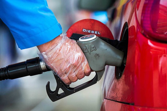 Steigende Preise: Ein Mann tankt an einer Tankstelle Diesel in sein Auto.  | Foto: dpa