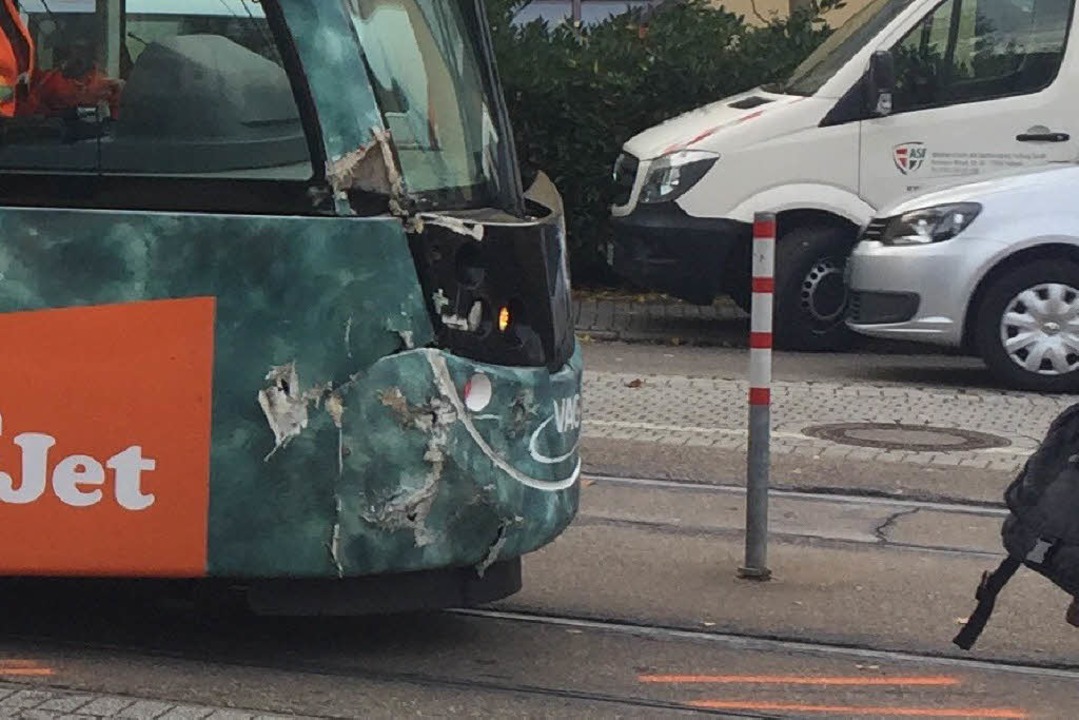 Die Straenbahn wurde nur leicht besch...re Fahrt aus eigener Kraft fortsetzen.  | Foto: Oliver Huber