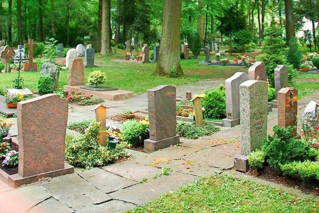 Tter sgt auf dem Friedhof ein Kreuz ab und nimmt es mit