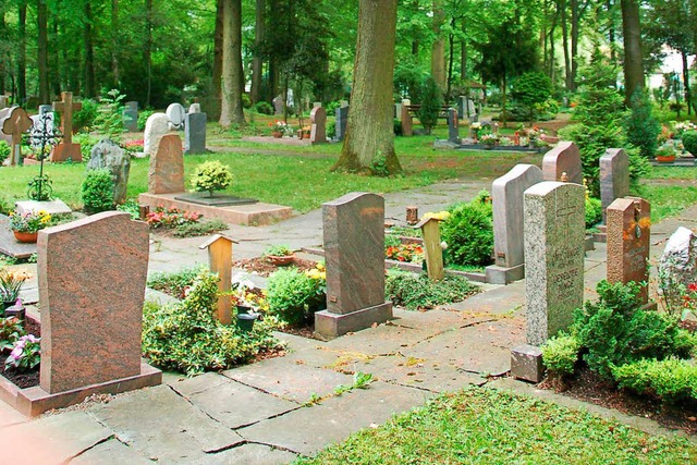 Ein Frevler hat auf dem Waldfriedhof i...elstahlkreuz abgesgt und mitgenommen.  | Foto: Hrvoje Miloslavic