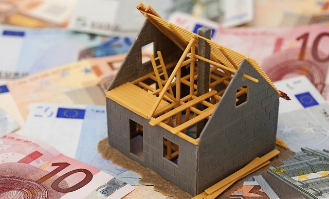 Wer eine Immobilie mit Hilfe eines Dar...icherweise steigende Zinsen absichern.  | Foto: Andreas Warnecke/Kai Remmers (DPA)