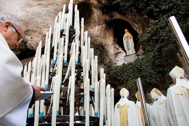 Jahr fr Jahr pilgern Millionen Kathol... Massabielle im franzsischen Lourdes.  | Foto: dpa