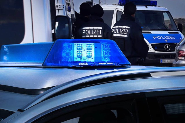 Die Polizei sucht zwei dunkelhutige M... Strae berfallen haben (Symbolbild).  | Foto: Hans-Peter Ziesmer