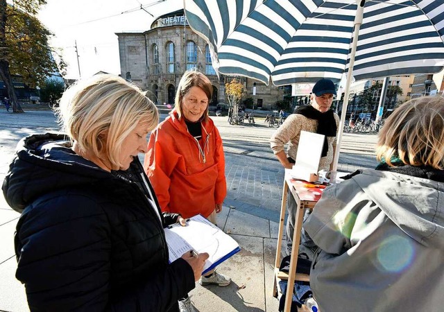Auf dem Platz der Alten Synagoge samme...Unterschriften fr das Brgerbegehren.  | Foto: Michael Bamberger