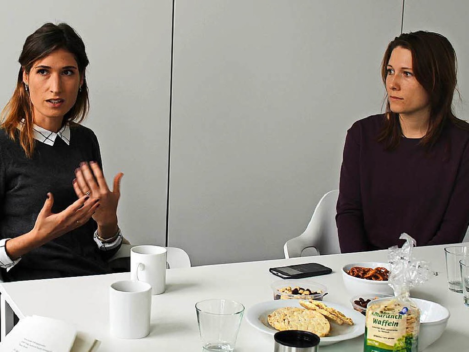 Cline Travagli (links) und Denise Zdz...ich ber vegane Ernhrung unterhalten.  | Foto: Anika Maldacker