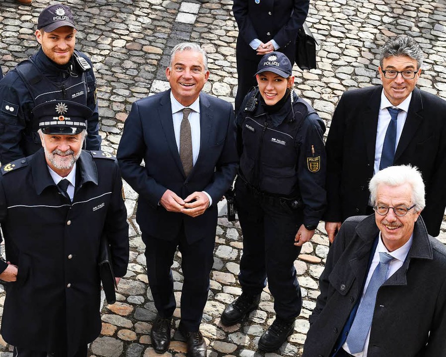 Polizeiprsident Bernhard Rotzinger, P... Sicherheitsbndnisses fr die Kamera.  | Foto: dpa