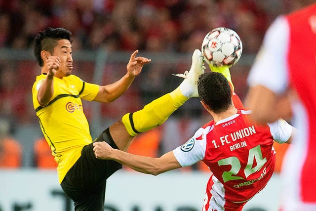Dortmunds Shinji Kagawa und Unions Man...ebach versuchen an den Ball zu kommen.  | Foto: dpa