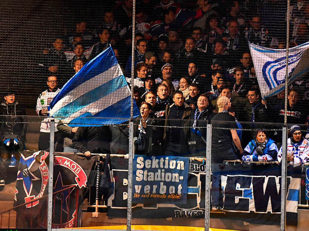 Das Spiel an Halloween des EHC Freiburg. Die Fans hatten trotz der Niederlage ihren Spa.