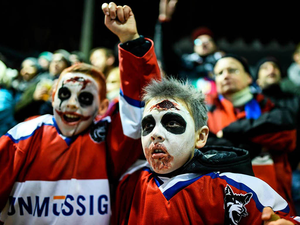 Das Spiel an Halloween des EHC Freiburg. Die Fans hatten trotz der Niederlage ihren Spa.