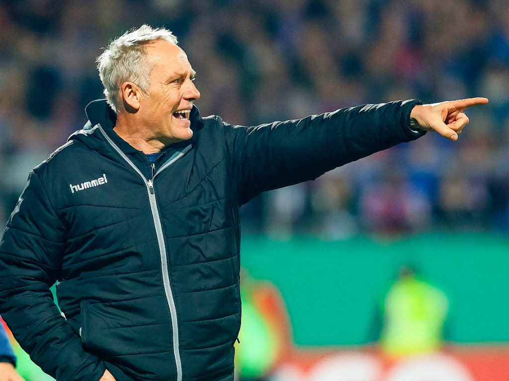 Christian Streich dirigiert seine Spieler.