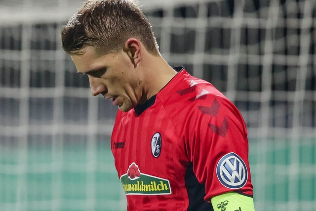 Nils Petersen ist sichtlich geknickt n... in Kiel. Gegen Bayern wird er fehlen.  | Foto: dpa